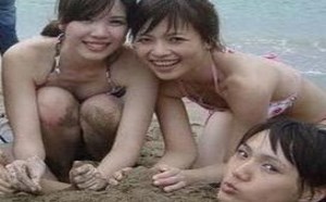 沙滩美女尽情享乐中，嗨翻天！