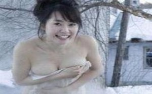 巨乳美女全婐体无遮挡在铁桶里泡温泉图片