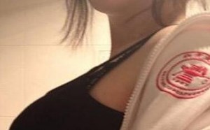 美女脱衣图：前凸后翘的学生妹子