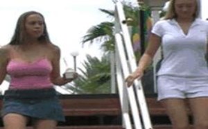 美女胸部太大走起路来疯狂抖动GIF动态图