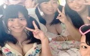 一群美女爆乳不挡图片，哪个最如你意