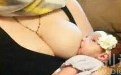 公共场所喂奶，宝妈一定要遮住脸哦！