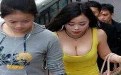 色狼最爱穿超短裙露胸的妹子上楼梯了