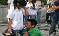 抱着女神大腿求婚的男子