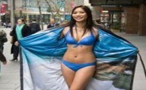 美女脱衣图：马路上的惊现美女暴露狂
