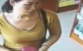 大妈把100元假钱放内衣里行骗视频 大妈把100元假钱放内衣里行骗视频