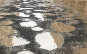 社会百态图片：大雨天走这路就像是在冒险