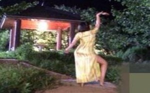 美女大半夜不睡觉出来秀美腿露蛮腰是想勾引谁
