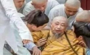 大师你的定力还不够 这么轻意就被性感美女迷惑 