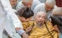 大师你的定力还不够 这么轻意就被性感美女迷惑 大师你的定力还不够 这么轻意就被性感美女迷惑