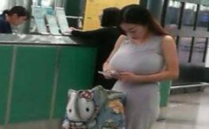 美女你的大咪咪快顶不住了快掉下来了