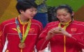 女排颁奖超级搞笑的一幕师徒:咬了一口,是真金子 女排颁奖超级搞笑的一幕师徒:咬了一口,是真金子