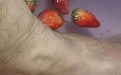 大哥用草莓泡脚是不是很舒服 大哥用草莓泡脚是不是很舒服