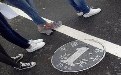 马路边惊现一元钱无人捡,是大家都有钱了还是要面子 马路边惊现一元钱无人捡,是大家都有钱了还是要面子