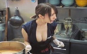 这样性感美乳的美女上菜定会让你食欲大增
