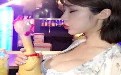 波霸美女在酒吧拿着鸡是想说明什么呀 波霸美女在酒吧拿着鸡是想说明什么呀