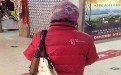 老太太背着这神器,不太敢靠近他 老太太背着这神器,不太敢靠近他
