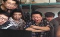 你们都猜到了一堆男人围在一起在看什么片子了吧! 你们都猜到了一堆男人围在一起在看什么片子了吧!