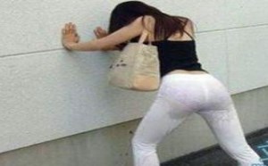 看样子，美女实在是憋不住了