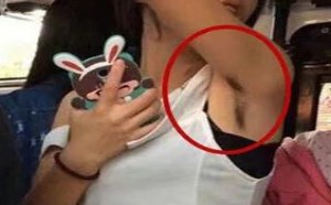 美女把毛露在外超级尴尬