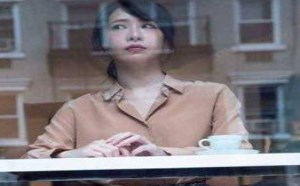 暖气开太热了，美女受不了脱下裤袜