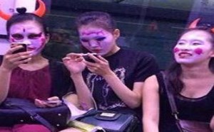 大美女们，上车能先卸妆吗，会吓坏宝宝的