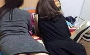 两美女在床上等着你，你会选择哪个