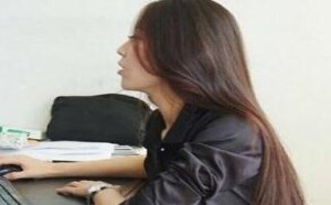 有这样的性感美女同事，从此我爱上了加班