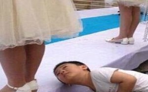 小屁孩你看到美女阿姨裤底下的什么了？