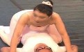 妹子扑上来,让男子难以反抗 妹子扑上来,让男子难以反抗