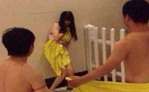 美女被三个男的同时脱掉浴巾吓坏了吧！