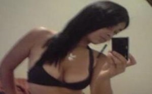 后面的老头是啥情况 美女玩自拍要当心哦