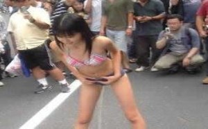 街上一大堆人围观短裙美女站着尿尿 毫无节操！