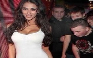 美女什么吸引了一大堆男人关注