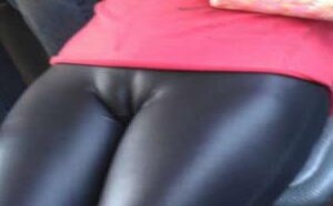 美女这裤子穿起来真性感，哪里有卖的跟我来一条