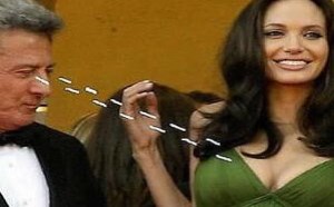 美女胸部太大，让旁边的男人蠢蠢欲动
