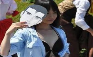 天气热到不行，美女只好解开衣服露出大白奶