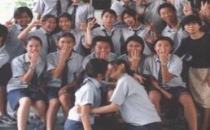 难忘的毕业照片：两女生激情接吻中