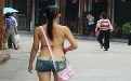 炎热夏日西安街头惊现小肚兜露背女人 炎热夏日西安街头惊现小肚兜露背女人
