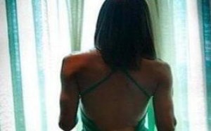 美女裙子里面藏着一根什么东西 亮瞎了我的眼