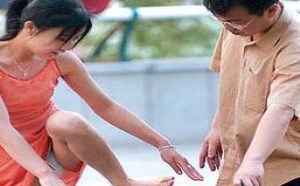 美女被男子骗起洗脚下面走光了吧