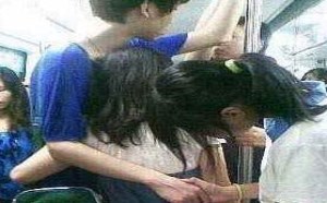 抱着美女还牵着另外女人的手 关系好复杂噢