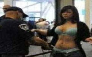 工作人员对美女的检查真是负责
