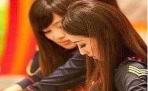 美女脱衣图：妹子，你是调整动了吧