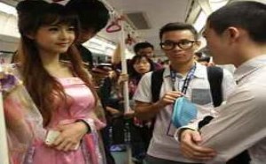 地铁上惊现大美女 把旁边的男子都看呆了