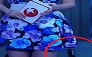 美女，我看出你穿的新衣服了，标签都没取下