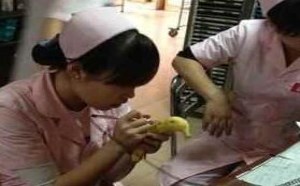 美女护士上班玩香蕉，好无聊哦