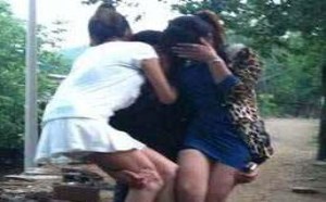 野战门事件：男人左手抱一个右手抱一个美女