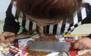 搞笑吧：来瞧瞧女汉子都是怎样吃牛排的