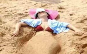 社会百态图片：沙滩上发现了一玫美人鱼